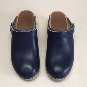Hanna Andersson navy leather clogs size 37